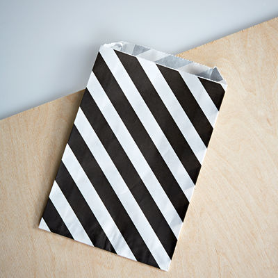 Vinoraidallinen paperipussi, musta (12 kpl)