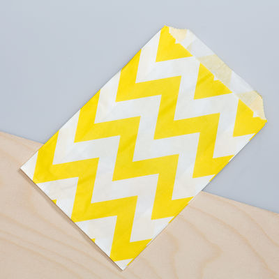 Chevron kuvioinen paperipussi, keltainen (12 kpl)